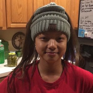 Women’s sage ponytail beanie never worn just model